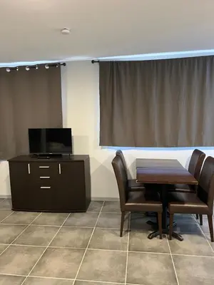 Télévision ou salle de divertissement dans l'établissement PARIS par trains, AREA, Studios avec salle de bain et kitchenette Privées, OU, chambres avec salles bain et cuisines communes