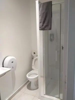 Salle de bains dans l'établissement PARIS par trains, AREA, Studios avec salle de bain et kitchenette Privées, OU, chambres avec salles bain et cuisines communes