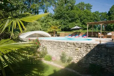 Piscine de l'établissement Le clos des charmelines ou située à proximité