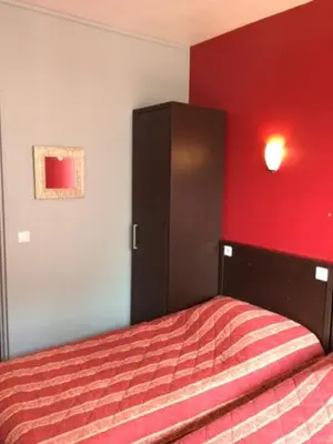 Un ou plusieurs lits dans un hébergement de l'établissement Hotel Les Arcades
