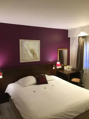 Un ou plusieurs lits dans un hébergement de l'établissement Logis Hôtel Les Nymphéas