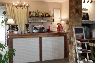 Salon ou bar de l'établissement Logis Hôtel Les Nymphéas