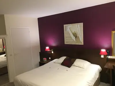 Un ou plusieurs lits dans un hébergement de l'établissement Logis Hôtel Les Nymphéas