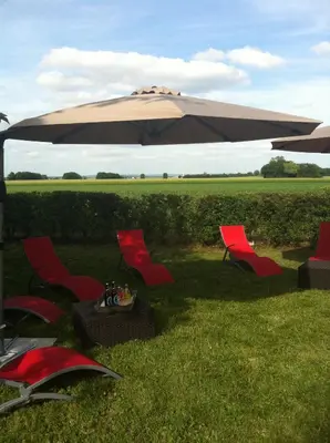Jardin de l'établissement Logis Hôtel Les Nymphéas