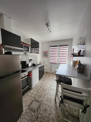 Cuisine ou kitchenette dans l'établissement Appartement Quai Ouest, vue entrée port, Stationnement gratuit, Lits faits pour votre arrivée, serviettes de toilettes fournies