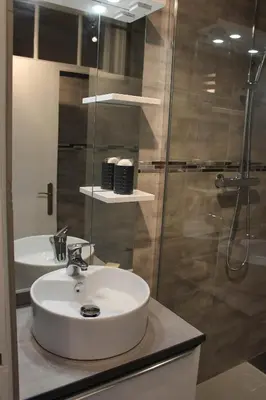 Salle de bains dans l'établissement Appartement Quai Ouest, vue entrée port, Stationnement gratuit, Lits faits pour votre arrivée, serviettes de toilettes fournies