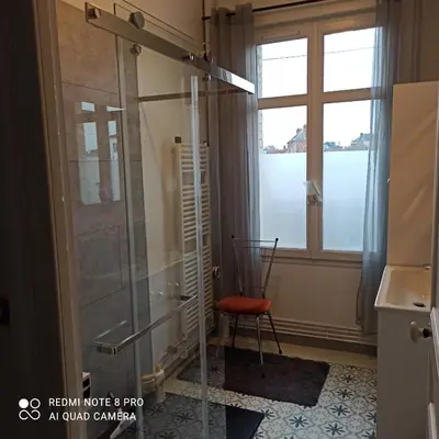 Salle de bains dans l'établissement Chambre meublée