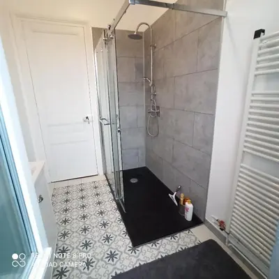 Salle de bains dans l'établissement Chambre meublée