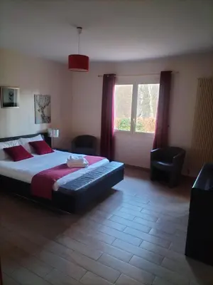 Un ou plusieurs lits dans un hébergement de l'établissement Au Charme du Lac Espace bien être et Piscine chauffé proche parc et restaurant du casino