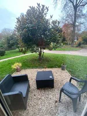 Jardin de l'établissement Au Charme du Lac Espace bien être et Piscine chauffé proche parc et restaurant du casino
