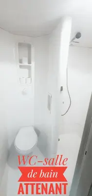 Salle de bains dans l'établissement Glisy Hôtel