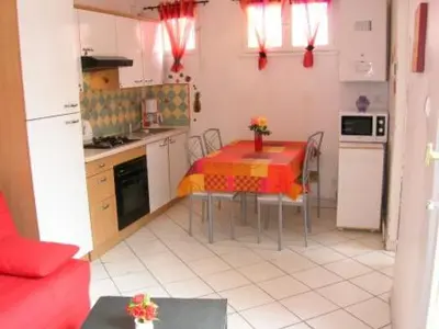 Cuisine ou kitchenette dans l'établissement Gite B