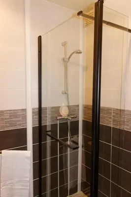 Salle de bains dans l'établissement Hôtel le Relais