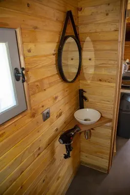 Salle de bains dans l'établissement La Maison du Bonheur Roulotte