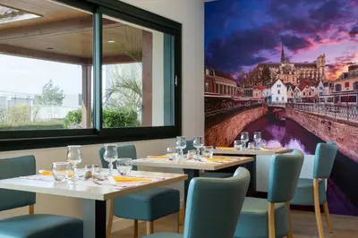 Restaurant ou autre lieu de restauration dans l'établissement Brit Hotel Confort Amiens