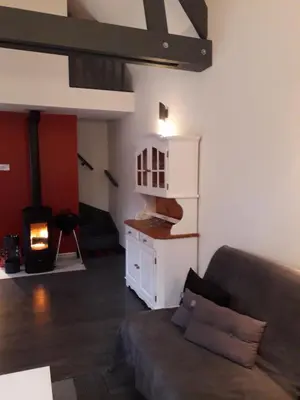 Coin salon dans l'établissement Gîte des Pins Penchés