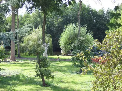 Jardin de l'établissement La Maison de l'Epousée B&B