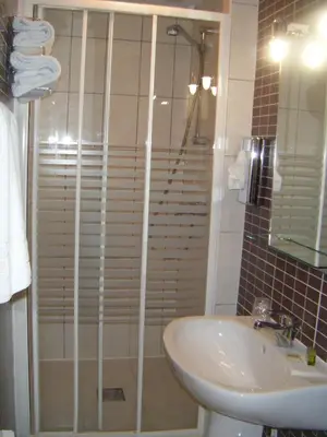 Salle de bains dans l'établissement Logis - Hôtel & Restaurant Le Bellevue