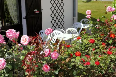 Jardin de l'établissement Contact Hotel Restaurant La Chaumière entre Orgeval et Flins A13 sortie 8