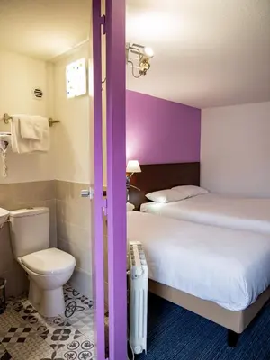 Salle de bains dans l'établissement Contact Hotel Restaurant La Chaumière entre Orgeval et Flins A13 sortie 8