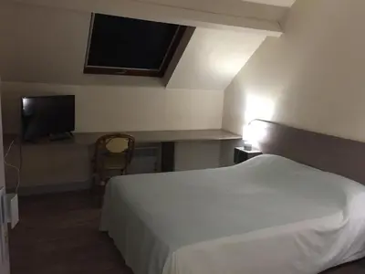 Télévision ou salle de divertissement dans l'établissement Hôtel De La Mare -restaurant pour les clients sur réservation