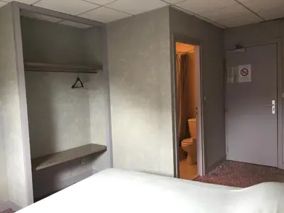 Un ou plusieurs lits dans un hébergement de l'établissement Hôtel De La Mare -restaurant pour les clients sur réservation