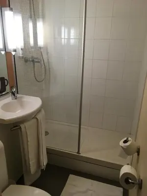 Salle de bains dans l'établissement ibis Abbeville