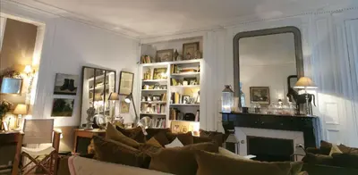 Coin salon dans l'établissement Appartement type parisien 75m²
