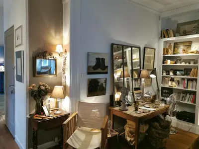 Télévision ou salle de divertissement dans l'établissement Appartement type parisien 75m²