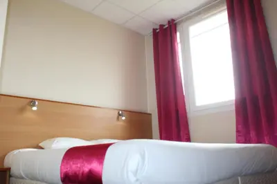 Un ou plusieurs lits dans un hébergement de l'établissement Hotel Le Saint Aubin