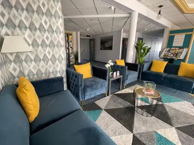 Coin salon dans l'établissement Hotel Le Saint Aubin