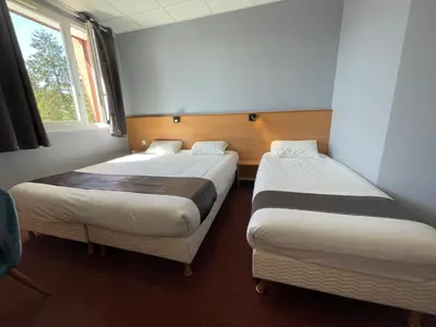Un ou plusieurs lits dans un hébergement de l'établissement Hotel Le Saint Aubin
