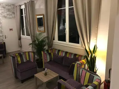 Coin salon dans l'établissement HÔTEL LES IRIS