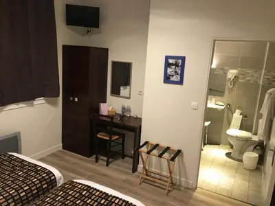 Salle de bains dans l'établissement HÔTEL LES IRIS