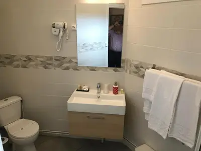 Salle de bains dans l'établissement HÔTEL LES IRIS