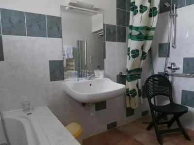 Salle de bains dans l'établissement Le Cardonnet
