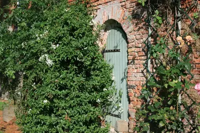 Jardin de l'établissement Chambres d'Hôtes & Gites La Chatellenie