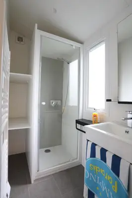 Salle de bains dans l'établissement Camping Le Val de Trie