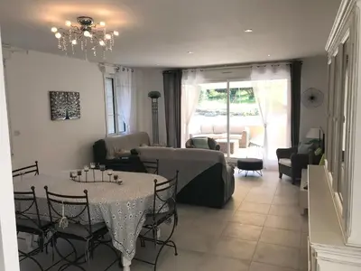 Coin salon dans l'établissement LES HORTENSIAS