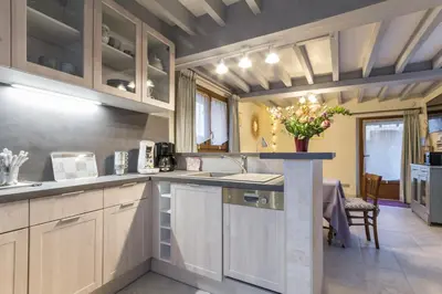 Cuisine ou kitchenette dans l'établissement Aux 3 nids fleuris