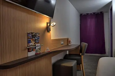 Télévision ou salle de divertissement dans l'établissement Contact Hotel Bleu France Eragny Cergy