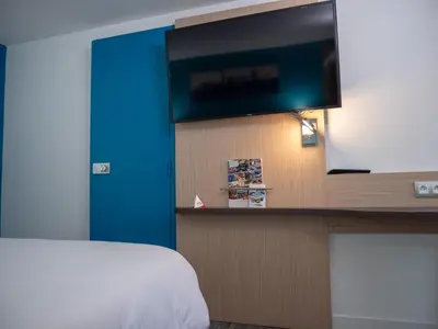 Télévision ou salle de divertissement dans l'établissement Contact Hotel Bleu France Eragny Cergy