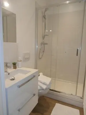 Salle de bains dans l'établissement au Claire de lune