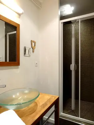 Salle de bains dans l'établissement Les Carmes