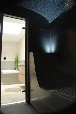 Salle de bains dans l'établissement Le Romarande, Cottage détente avec SPA privatif