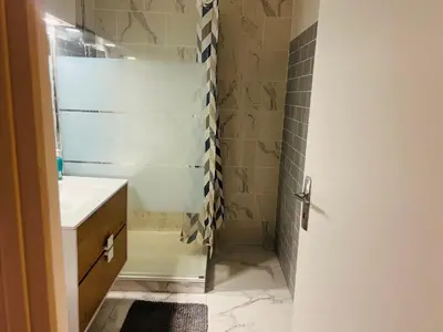 Salle de bains dans l'établissement Cosy Immo Key - Chambly Persan Roissy