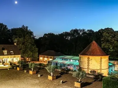 Piscine de l'établissement Le Domaine de Montchevreuil ou située à proximité