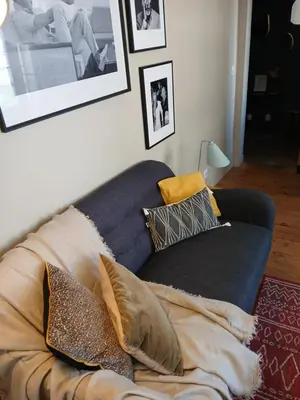 Coin salon dans l'établissement L'Echiquier de Normandie confort cosy et vue premium