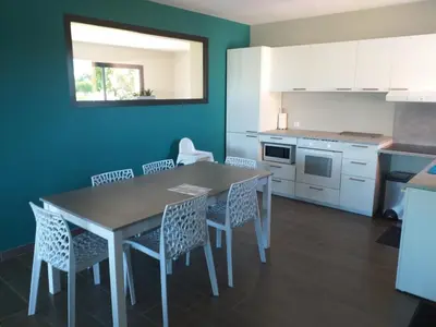 Cuisine ou kitchenette dans l'établissement Maison avec Piscine intérieure privée sans vis à vis chauffée toute l année