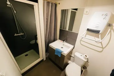 Salle de bains dans l'établissement Studio tout équipé - 300m gare - 005